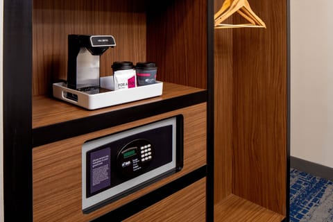 aloft, Room, 1 King Bed | In-room safe, desk, iron/ironing board, free cribs/infant beds