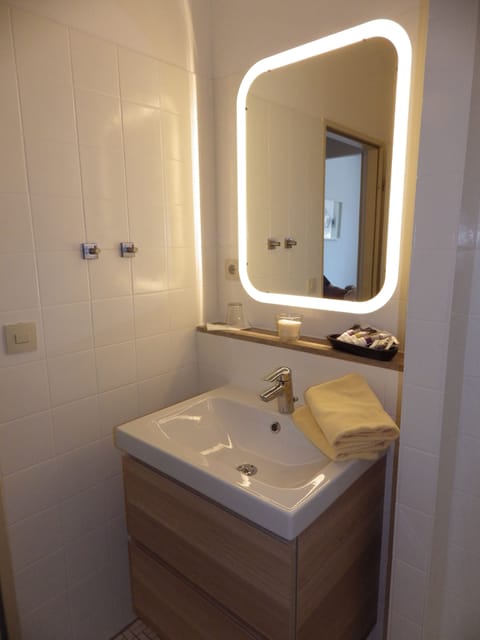 Economy Single Room, Garden View | Bathroom | Shower, free toiletries, towels