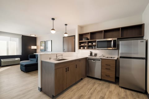 Suite, 1 King Bed, Non Smoking | Free WiFi, bed sheets