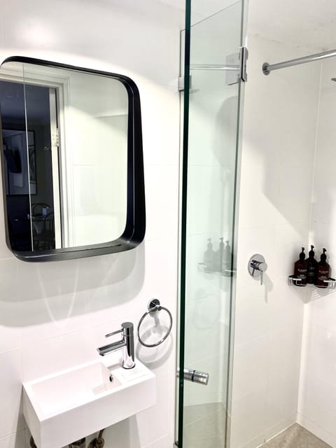 Studio Twin | Bathroom | Shower, free toiletries, hair dryer, towels