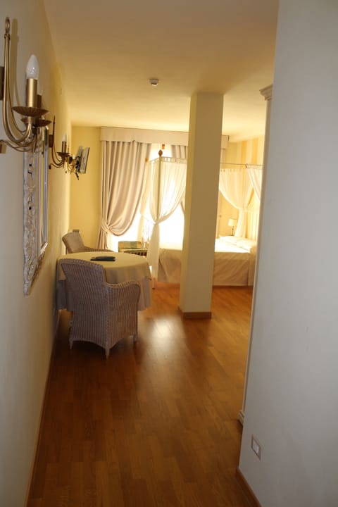 In-room safe, blackout drapes, free WiFi