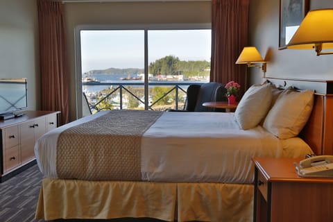 Standard Room, 1 Queen Bed, Ocean View | Hypo-allergenic bedding, minibar, individually decorated