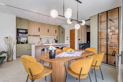 Deluxe Villa | Living area | 100-cm flat-screen TV with cable channels