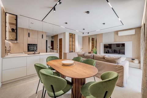 Deluxe Villa | Living area | 100-cm flat-screen TV with cable channels