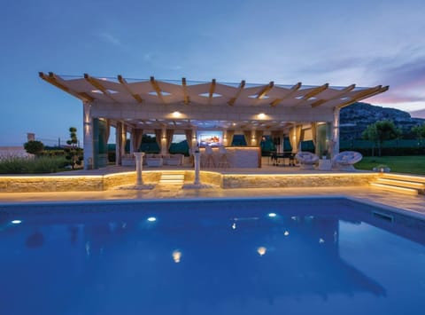House (Holiday Home) | Pool | Outdoor pool, pool umbrellas, sun loungers