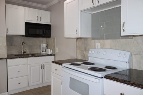 North Bldg (13th Street), 1Bedroom Poolside Apartment | Private kitchen | Fridge, microwave, ice maker