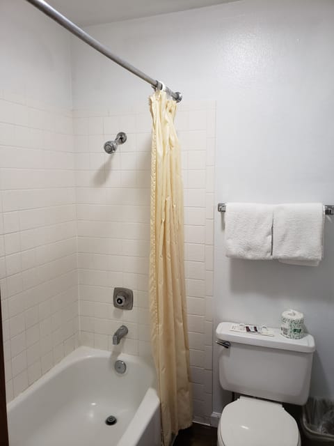 Combined shower/tub, towels