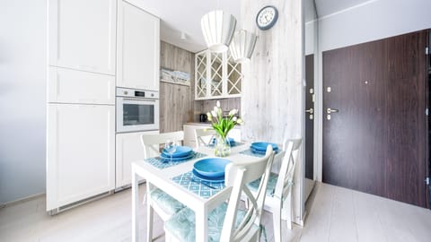 Apartment (6) | Private kitchen | Fridge, stovetop, electric kettle, cookware/dishes/utensils