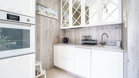 Apartment (6) | Private kitchen | Fridge, stovetop, electric kettle, cookware/dishes/utensils