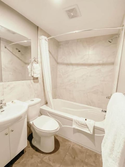 Combined shower/tub, deep soaking tub, free toiletries, towels