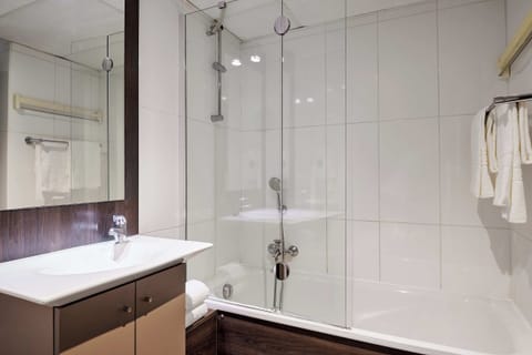 Standard Twin Room | Bathroom | Hair dryer, towels, soap, shampoo