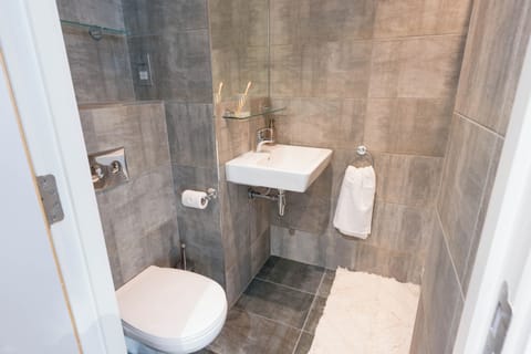 Studio | Bathroom | Shower, free toiletries, towels, soap