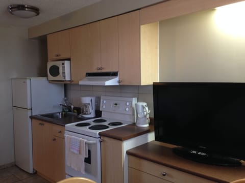 Standard Double Room, Kitchenette | Private kitchen | Fridge, microwave