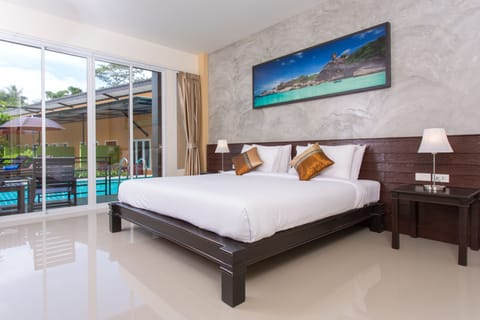 Deluxe Room (Pool Access) | In-room safe, desk, soundproofing, rollaway beds