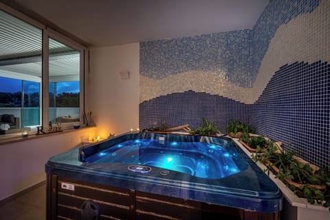 Indoor spa tub