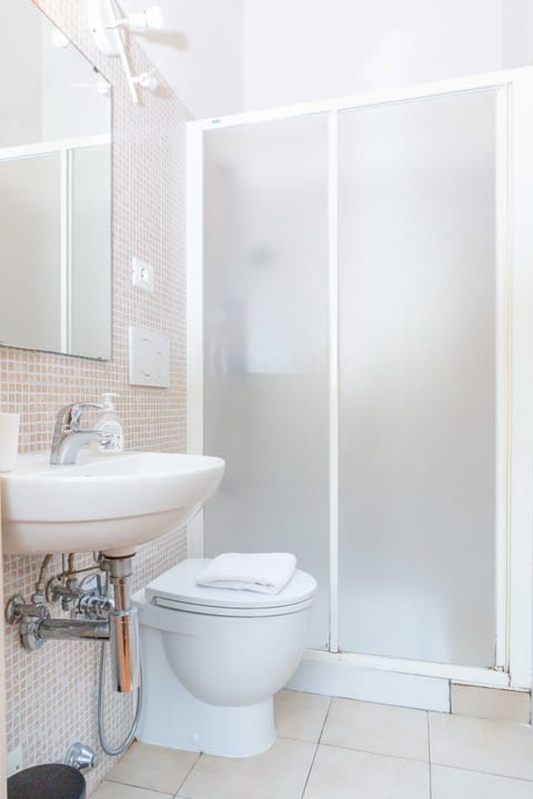 Triple Room | Bathroom | Shower, free toiletries, towels