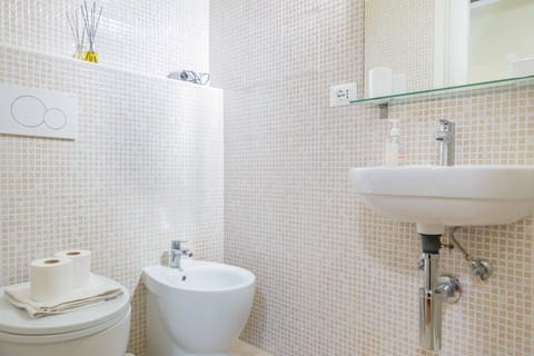 Economy Double Room | Bathroom | Shower, free toiletries, towels
