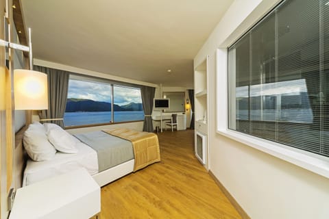 Suite, Corner | Premium bedding, minibar, free WiFi, bed sheets