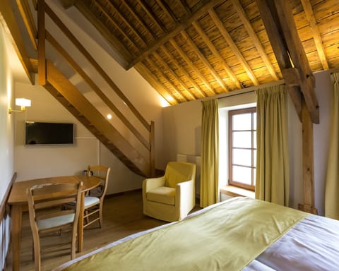 Triple Room | Desk, free WiFi, bed sheets