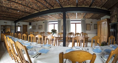 Daily continental breakfast (EUR 15 per person)