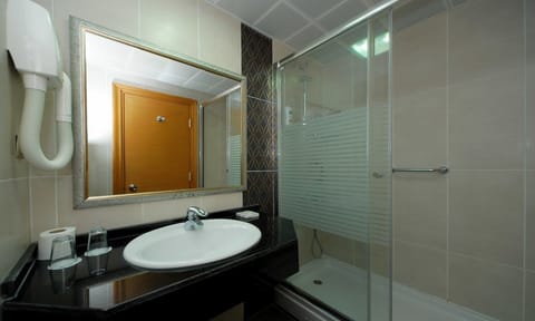 Standard Room | Bathroom | Shower, free toiletries, hair dryer, towels