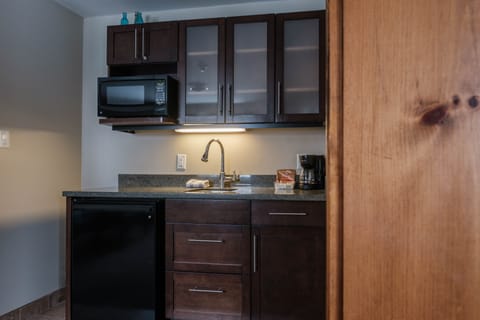 Executive Inn Suite | Private kitchenette | Fridge, microwave, coffee/tea maker, electric kettle