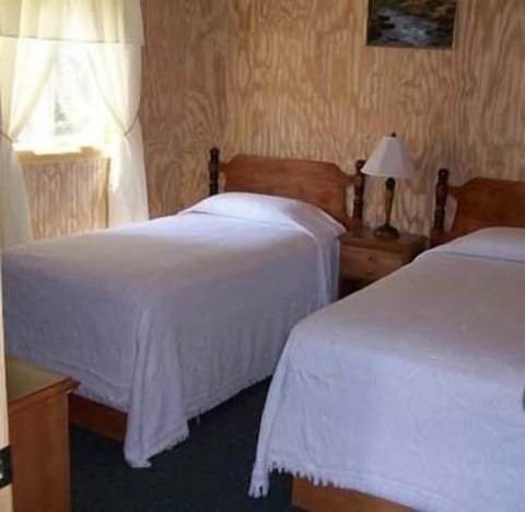 Traditional Cottage, 1 Bedroom, Kitchenette | Desk, free WiFi, bed sheets