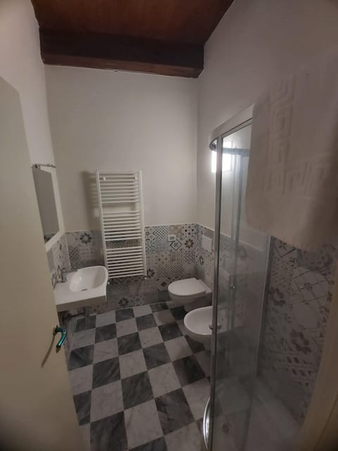 Classic Single Room, Garden View | Bathroom | Hair dryer, towels, soap, shampoo