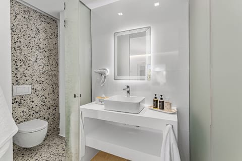 Shower, rainfall showerhead, free toiletries, hair dryer