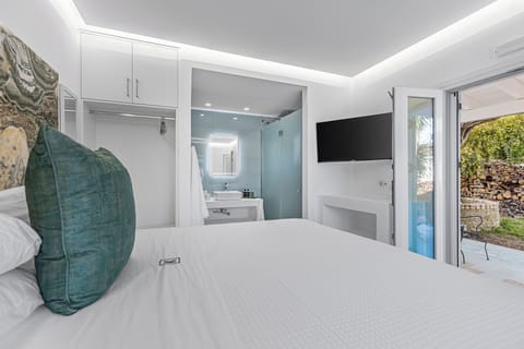 Egyptian cotton sheets, premium bedding, minibar, in-room safe