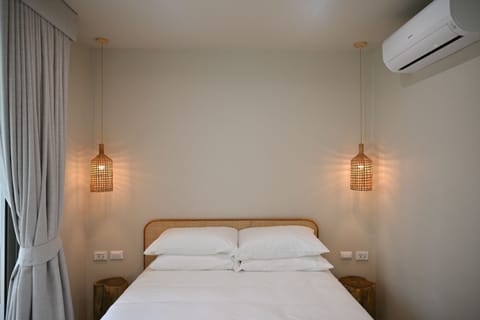 Room, 1 Queen Bed, Pool View | In-room safe, blackout drapes, free WiFi, bed sheets
