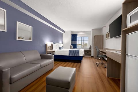 Studio Suite, 1 Queen Bed, Non Smoking | In-room safe, desk, blackout drapes, iron/ironing board