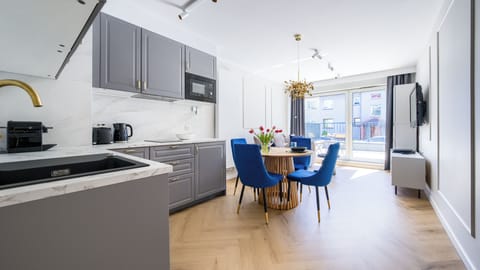 Apartament (8) | Private kitchen | Fridge, stovetop, electric kettle, cookware/dishes/utensils