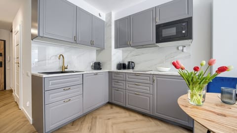 Apartament (8) | Private kitchen | Fridge, stovetop, electric kettle, cookware/dishes/utensils