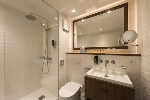 Suite | Bathroom | Shower, rainfall showerhead, free toiletries, hair dryer