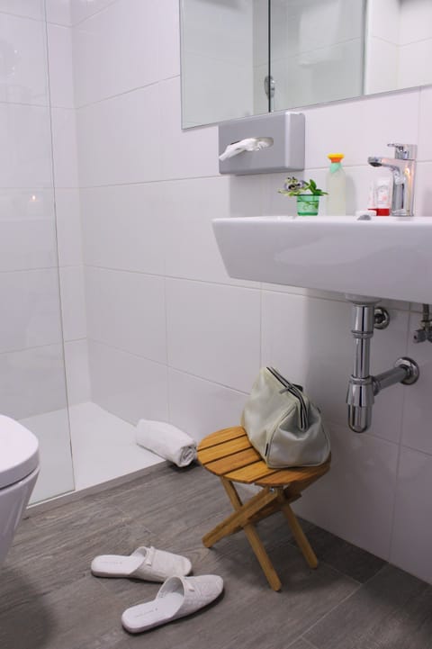 Combined shower/tub, rainfall showerhead, free toiletries, hair dryer