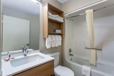 Combined shower/tub, free toiletries, hair dryer, towels