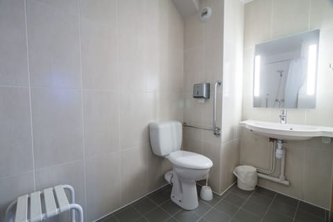 Double Room, Accessible, Non Smoking | Bathroom | Shower, towels