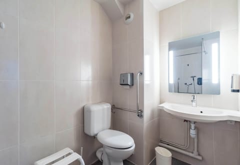 Double Room, Accessible, Non Smoking | Bathroom | Shower, towels