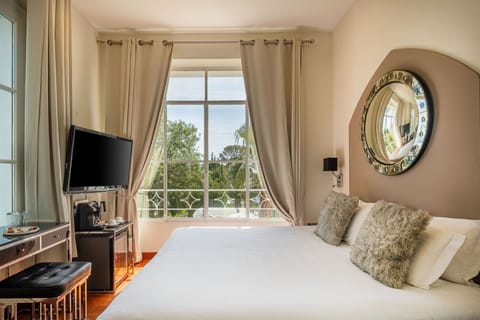 Junior Suite, Sea View | Egyptian cotton sheets, premium bedding, minibar, in-room safe