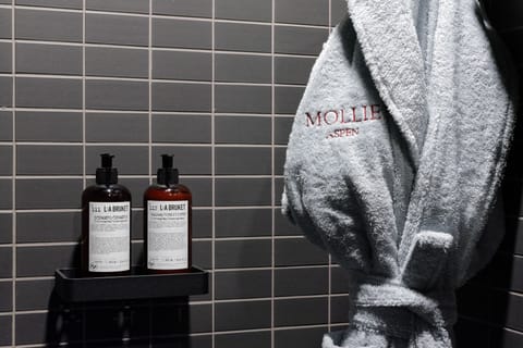 Suite (Mollie) | Bathroom | Bathrobes, slippers, towels, soap