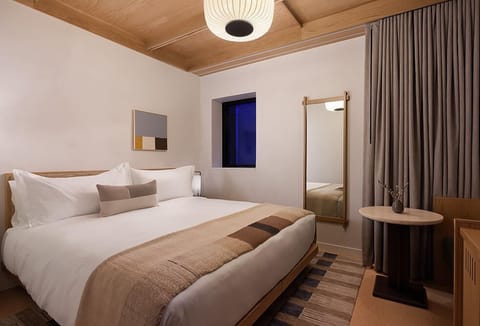 Basement Snug King (on basement level, offer lightwells in lieu of trad windows) | Premium bedding, minibar, in-room safe, desk