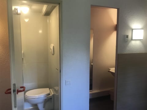 Standard Room, 1 Double Bed | Accessible bathroom