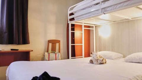 1 bedroom, desk, blackout drapes, soundproofing