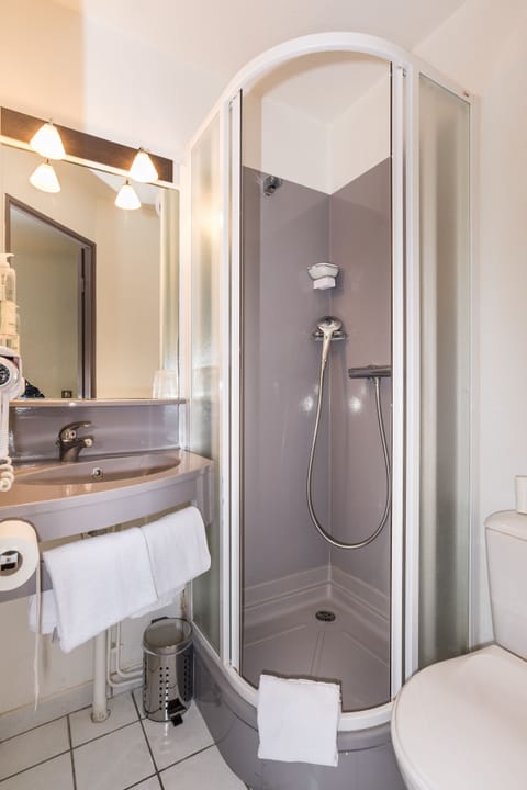 Family Room | Bathroom | Shower, hair dryer, towels