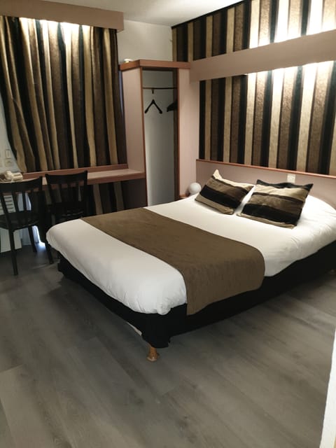 Premium bedding, Tempur-Pedic beds, desk, blackout drapes