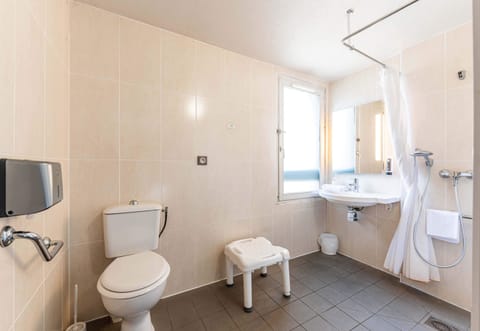 Double Room, Mobility Accessible, Non Smoking | Bathroom | Shower, free toiletries, hair dryer, towels
