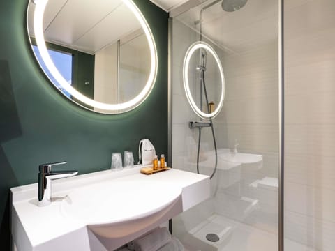 Minibar, in-room safe, laptop workspace, blackout drapes