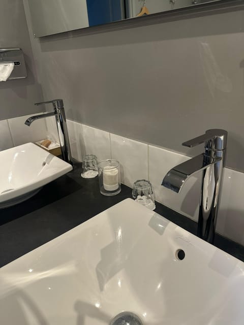 Junior Suite (4 persons) | Bathroom | Jetted tub, free toiletries, hair dryer, bathrobes