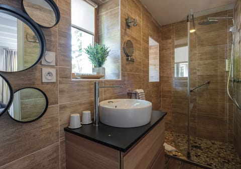 Room Charme | Bathroom | Separate tub and shower, eco-friendly toiletries, hair dryer, bathrobes